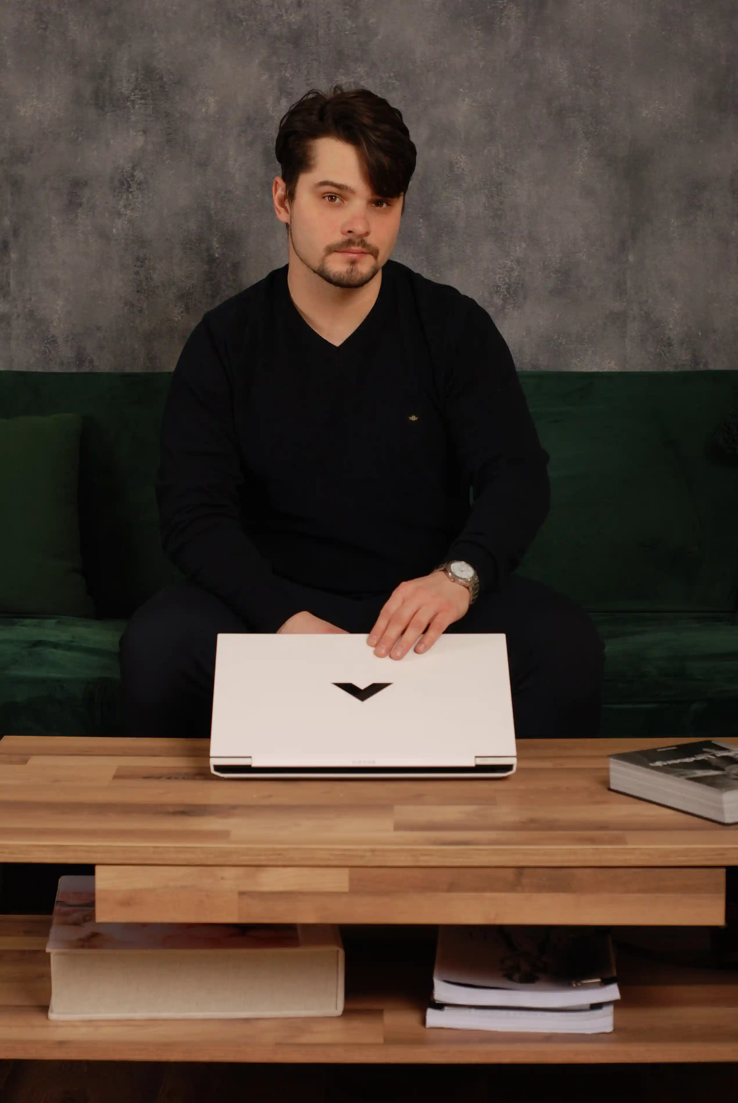 silver imac on brown wooden table